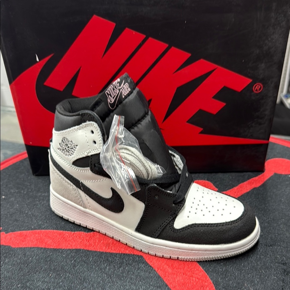 Nike Black and White Sneakers High-Top